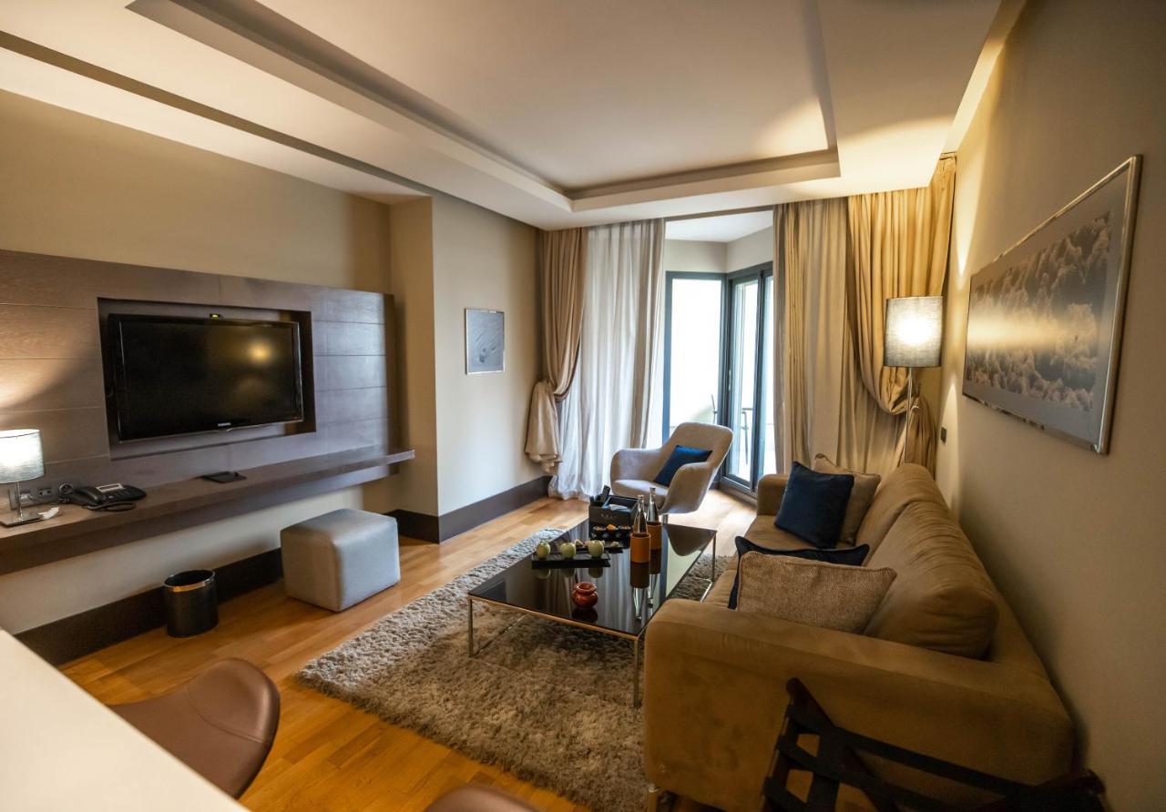 Gray Boutique Hotel Казабланка Екстериор снимка A living room in a hotel suite