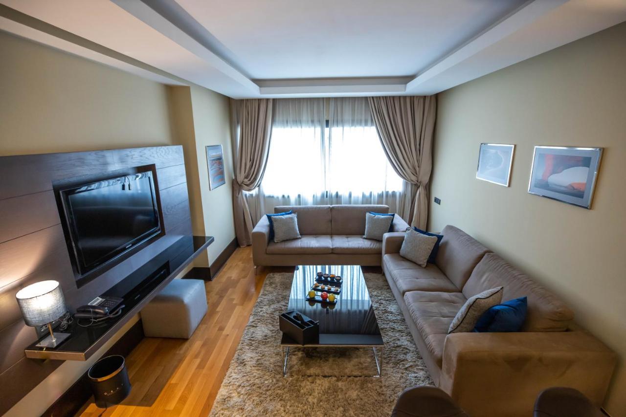 Gray Boutique Hotel Казабланка Екстериор снимка A living room in a hotel suite